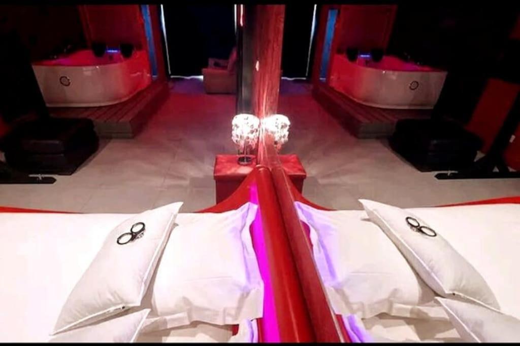 Appartement Balneo Et Sauna Prives The Red Room Могио Екстериор снимка