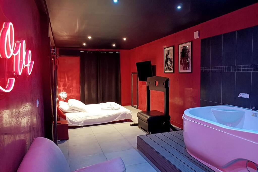 Appartement Balneo Et Sauna Prives The Red Room Могио Екстериор снимка