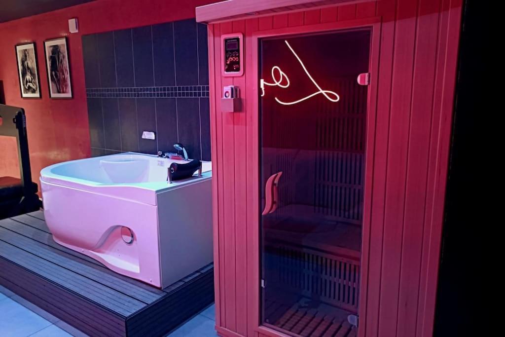 Appartement Balneo Et Sauna Prives The Red Room Могио Екстериор снимка