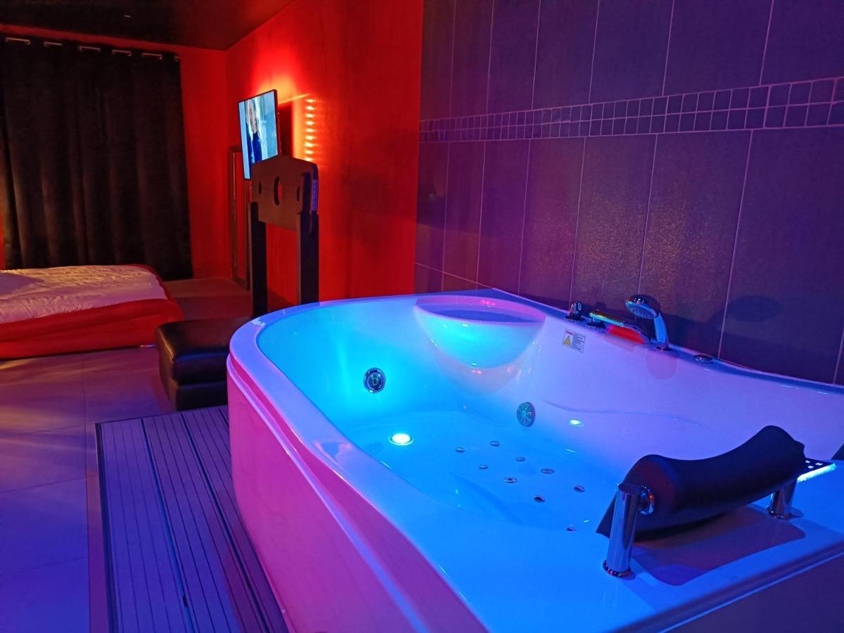 Appartement Balneo Et Sauna Prives The Red Room Могио Екстериор снимка