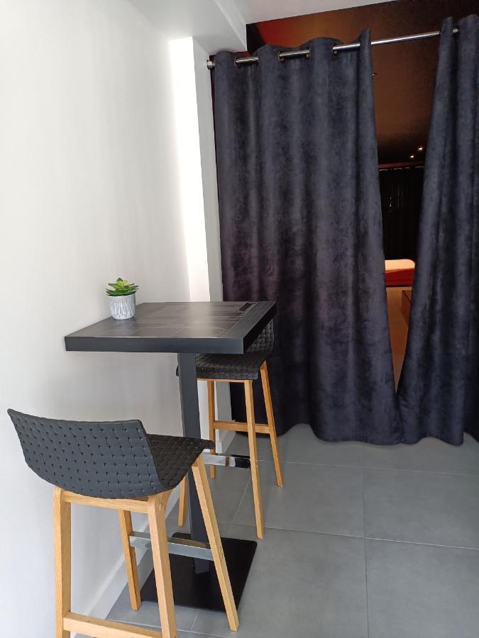 Appartement Balneo Et Sauna Prives The Red Room Могио Екстериор снимка