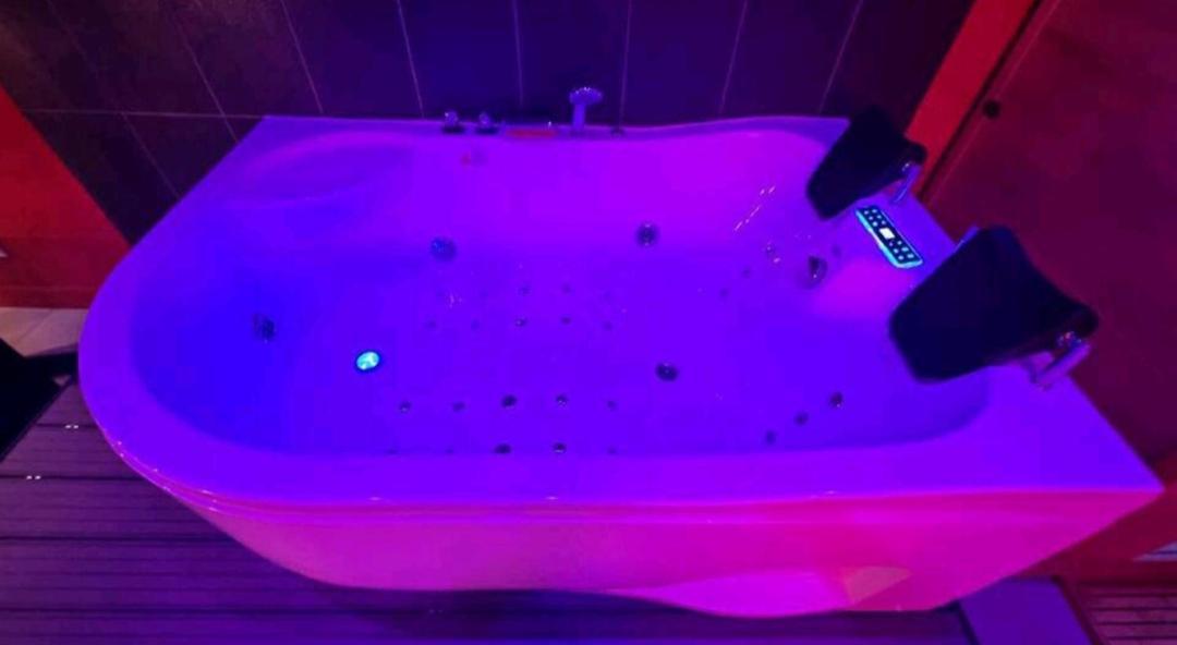 Appartement Balneo Et Sauna Prives The Red Room Могио Екстериор снимка