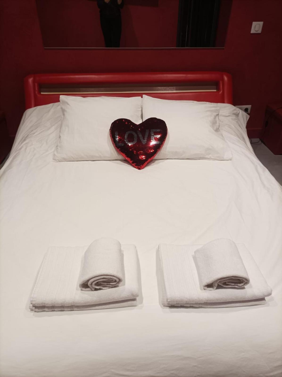 Appartement Balneo Et Sauna Prives The Red Room Могио Екстериор снимка
